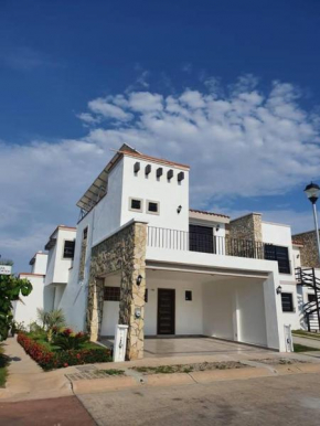 Hermosa Casa familiar azul marino 1
